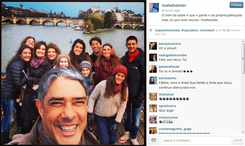 5.jan.2014 - William Bonner tira selfie em Paris com a família e amigos