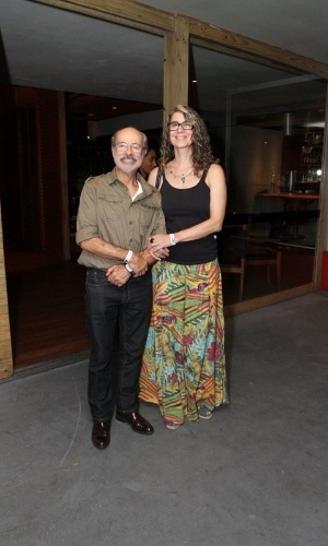 6.jan.2013 - Osmar Prado com a mulher em evento com transmissão do primeiro capítulo da minissérie "Amores Roubados" na Churrascaria Fogo de Chão no Centro do Rio de Janeiro