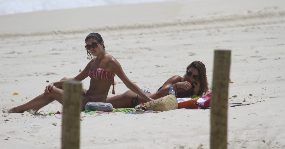 7.jan.2014 - Sophie Charlotte curtiu praia na Barra da Tijuca, zona oeste do Rio. A atriz estava acompanhada da amiga, a também atriz Thaila Ayala