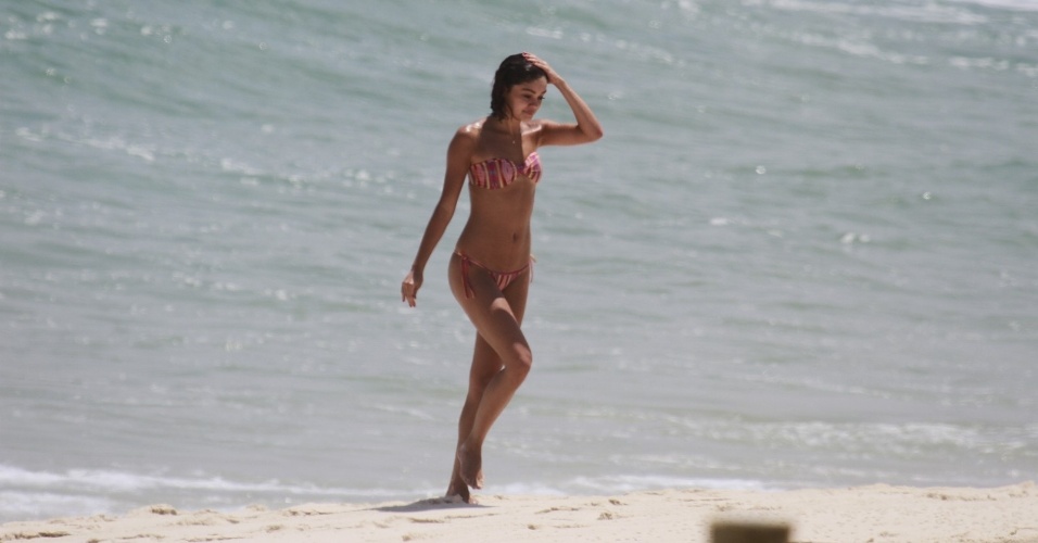 7.jan.2014 - Sophie Charlotte curtiu praia na Barra da Tijuca, zona oeste do Rio. A atriz estava acompanhada da amiga, a também atriz Thaila Ayala