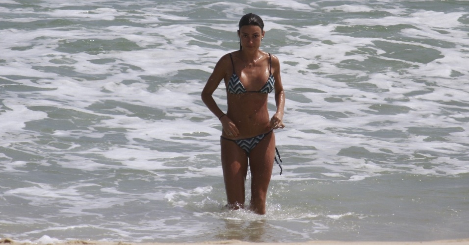 7.jan.2014 - Thaila Ayala curtiu praia na Barra da Tijuca, zona oeste do Rio. A atriz estava acompanhada da amiga, a também atriz Sophie Charlotte