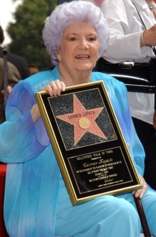 A atriz Carmen Zapata, recebe uma estrela na Calçada da Fama, em 2003 - Albert L. Ortega/Getty Images