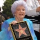 A atriz Carmen Zapata, recebe uma estrela na Calçada da Fama, em 2003 - Albert L. Ortega/Getty Images
