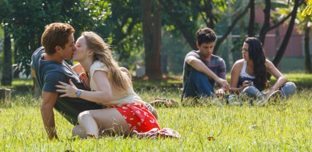 Os atores Christian Monassa e Malu Rodrigues, em cena do filme "Confissões de Adolescente" - Divulgação/Sony