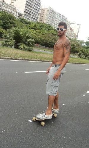 Publicitário, Diego Grossi tem 31 anos e mora no Rio de Janeiro. Solteiro e dono de um corpo sarado, com 1,90 m de altura e 95 quilos, ele gosta de ir à praia e andar de skate. Ele é fã de música eletrônica
