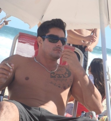 Publicitário, Diego Grossi tem 31 anos e mora no Rio de Janeiro. Solteiro e dono de um corpo sarado, com 1,90 m de altura e 95 quilos, ele gosta de ir à praia e andar de skate. Ele é fã de música eletrônica