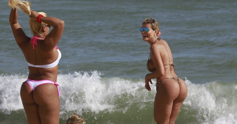 08.jan.2013- Andressa Urach e Yani de Simone, a mulher Filé, curtiram o dia de sol na praia da Barra da Tijuca, na zona oeste do Rio