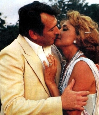 1980 - Os atores Paulo Goulart com Eva Wilma em cena de "Plumas e Paetês", novela de Cassiano Gabus Mendes