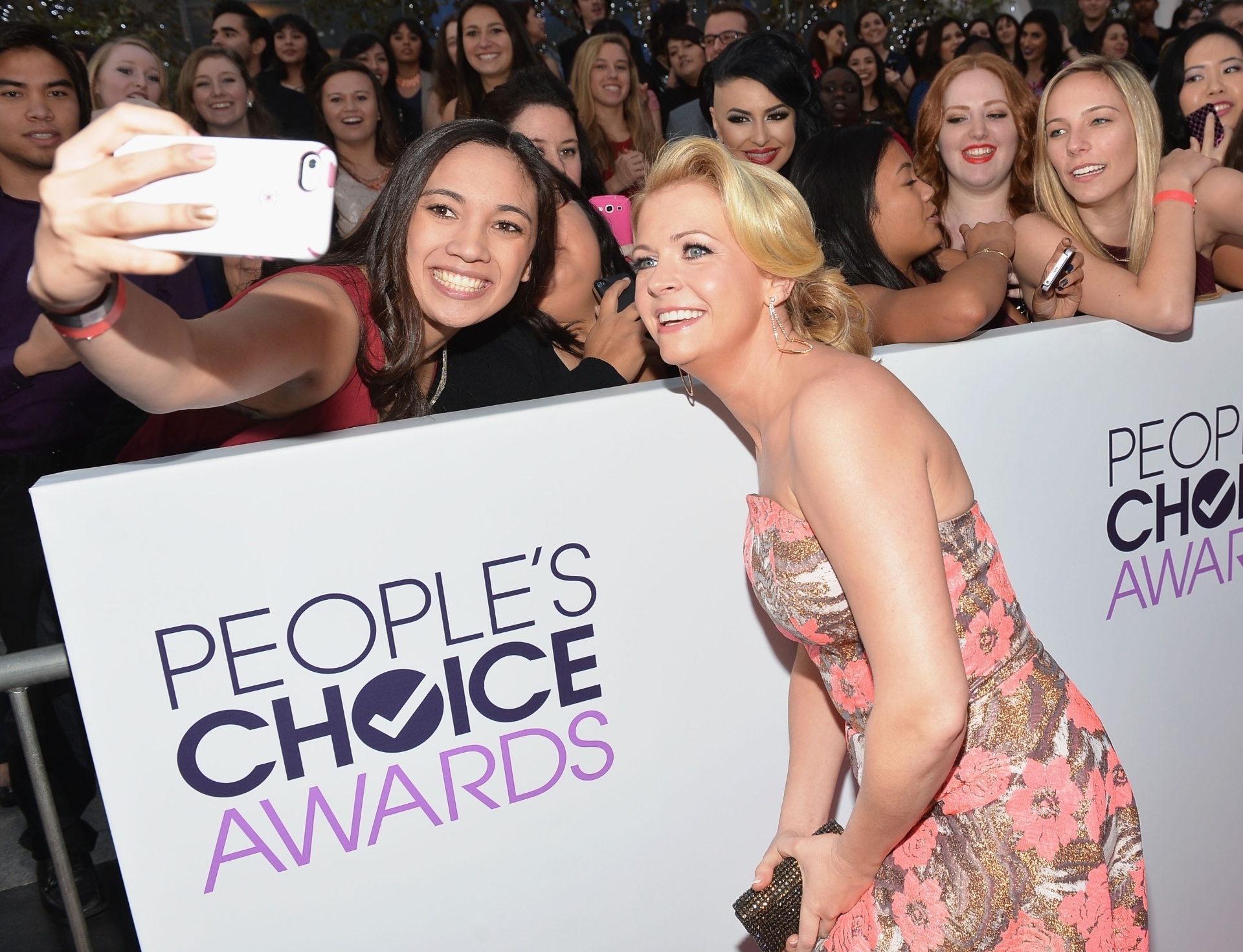 8.jan.2014 - A atriz e escritora Melissa Joan Hart posa com fãs no rede carpet do 40ª People's Choice Awards - Getty Images