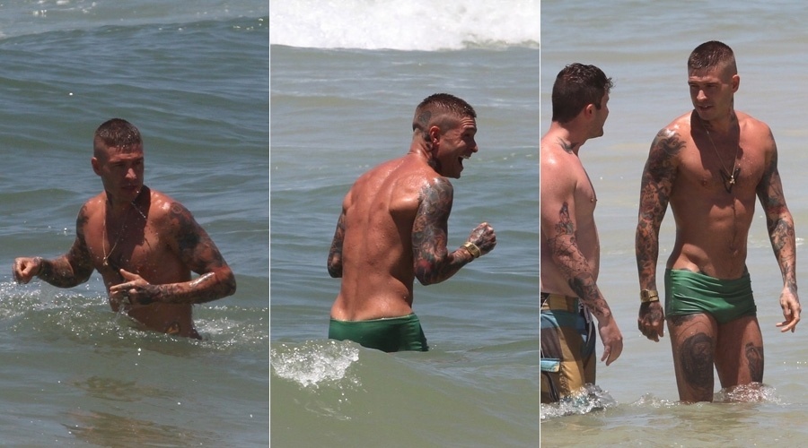 8.jan.2014 - Mateus Verdelho curtiu praia na Barra da Tijuca, zona oeste do Rio, acompanhado de amigos