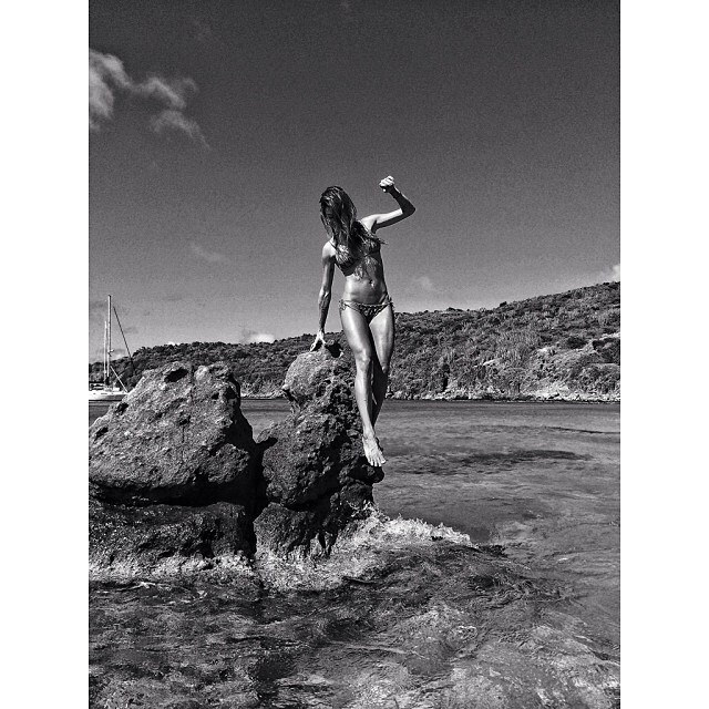 8.jan.2014 - Thaila Ayala exibe foto de biquíni em praia