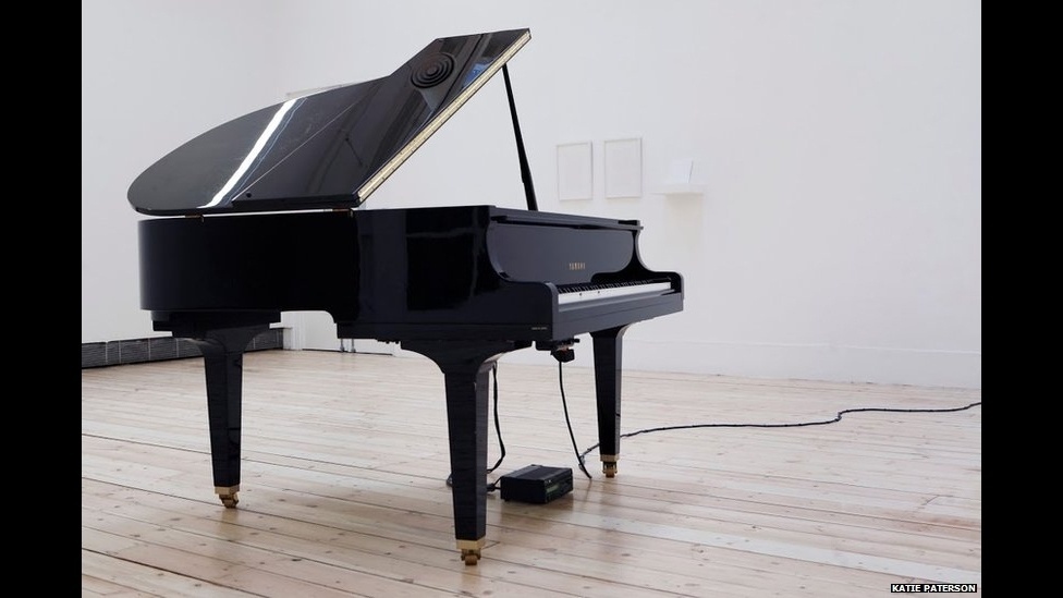 A artista escocesa Katie Peterson traduziu a Sonata ao Luar, de Beethoven, ao código morse e mandou-a à Lua, através da comunicação Terra-Lua-Terra (EME, na sigla em inglês). A transmissão refletida forma, na volta à Terra, a base de uma nova trilha, tocada durante a exposição em um piano - Earth Moon Earth/instalação de Katie Peterson