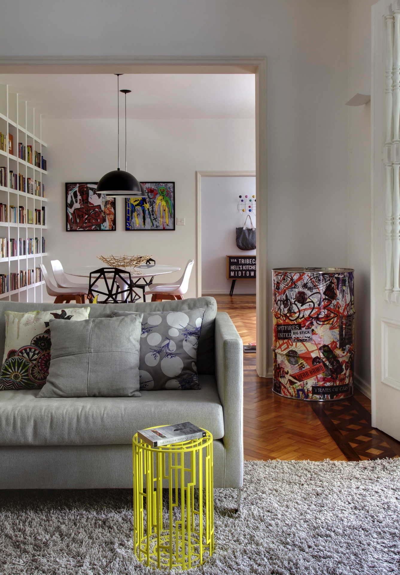 A mesa de apoio Kub (Poeira), de metal com pintura amarela, pontua com cor vibrante a sala de estar equipada com sofá de linho cinza e tapete na mesma tonalidade (ambos da Novo Ambiente). A decoração do apartamento alugado no bairro do Leblon, Rio de Janeiro (RJ), é um projeto do trio de arquitetas Roberta Moura, Paula Faria e Luciana Mambrini - Juliano Colodeti/ MCA Estúdio/ Divulgação