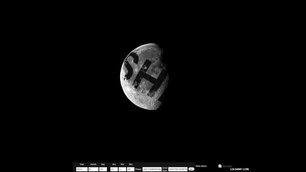 A obra de Liliane Lijn explora a repetição dos ciclos das fases da Lua. Ela projetou a palavra SHE (ela) na superfície lunar para que as letras lentamente apareçam e logo desapareçam - Liliane Lijn