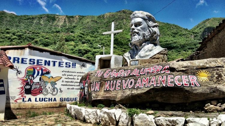 Busto gigante de Che Guevara adorna a praça central de La Higuera, o remoto vilarejo boliviano no qual o guerrilheiro argentino foi executado em 9 outubro de 1967 - Marcel Vincenti/UOL - Marcel Vincenti/UOL