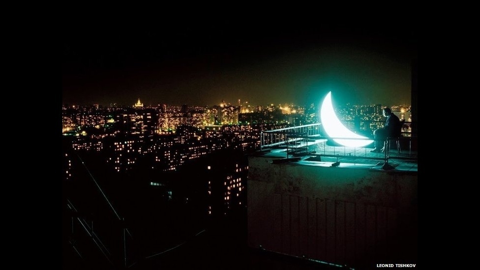 "Lua Particular", do russo Tishkov, conta a história da relação de um homem com uma lua crescente iluminada, em diversas fotografias acompanhadas de versos abordando a solidão do Universo - Leonid Tishkov