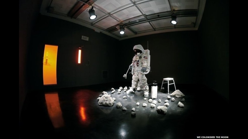 "O risco é seu ao entrar", diz uma instalação do grupo We Colonized the Moon, Sue Corke e Hagen Betzwieser, os artistas residentes da mostra. Eles farão performances e workshops durante a exposição - Enter at Your Own Risk/WE COLONISED THE MOON