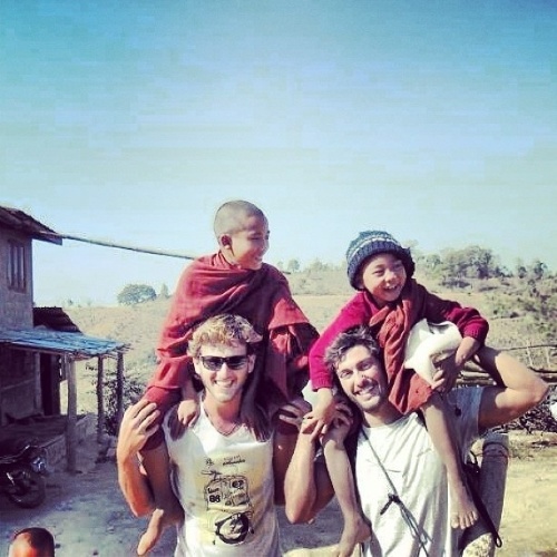 Rodrigo Lasmar e um amigo posam com crianças na República da União de Myanmar
