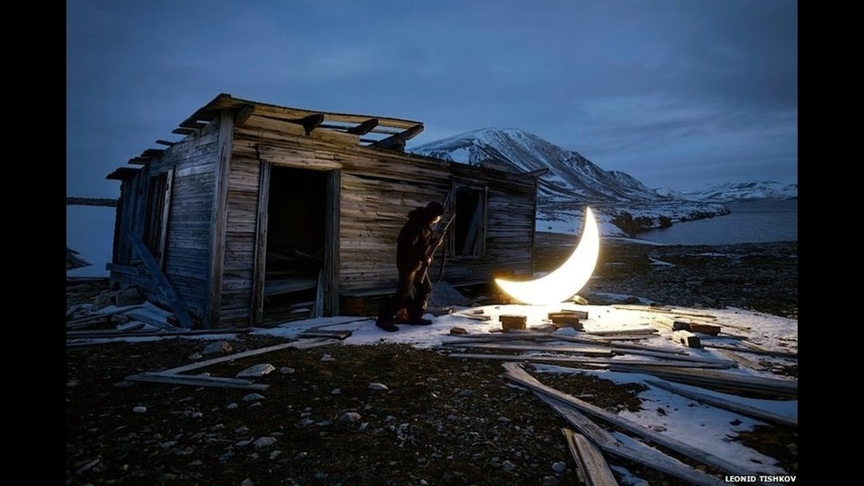 Uma exposição com diversos artistas analisa o significado da Lua, o único satélite natural do nosso planeta. "Republic of the Moon" (ou República da Lua) terá suas obras exibidas a partir desta sexta-feira, em Londres, com trabalhos de artistas como Liliane Lijn, Katie Paterson, Agnes Meyer Brandis e Leonid Tishkov, autor da obra acima, parte da série "Lua Particular" - Leonid Tishkov