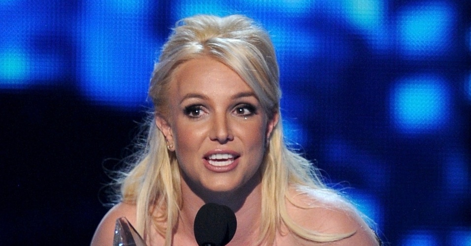 8.jan.2014 - Britney Spears leva o prêmio de Artista Pop Favorito