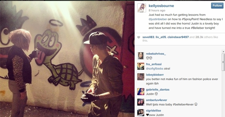 8.jan.2014 - Kelly Osbourne e Justin Bieber picham muro juntos