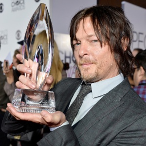 O ator Norman Reedus recebe o prêmio na categoria Melhor Série Dramática de TV a Cabo por "The Walking Dead"