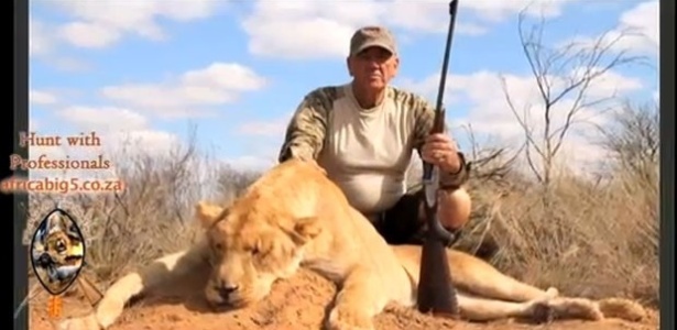 R. Lee Ermey, ator de "Nascido para Matar", filme de Stanley Kubrick, realiza caça na África do Sul e posa com leoa morta  - Reprodução/Still