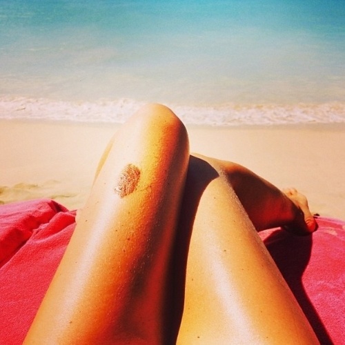 9.jan.2013 - A apresentadora Angélica exibe sua famosa mancha na perna esquerda em dia de praia. "Relax!", escreveu a mulher de Luciano Huck na legenda da foto publicada em seu Instagram