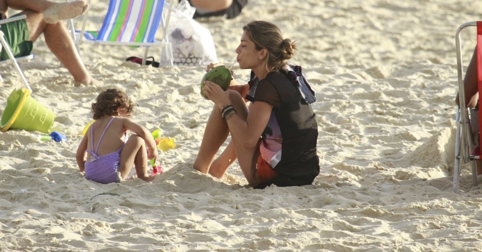 9.jan.2014 - Após o passeio de bicicleta, Grazi e Sofia se divertiram nas areias da praia da Barra da Tijuca, na zona oeste do Rio