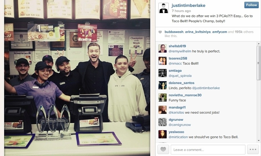 9.jan.2014 - Justin Timberlake comemora prêmios em fast-food mexicano