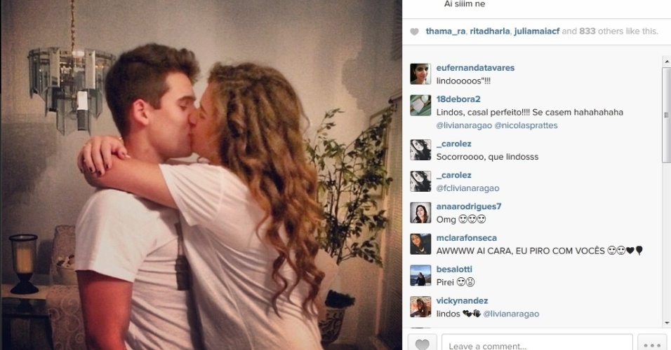 9.jan.2014 - Lívian Aragão dá beijo na boca do namorado