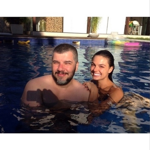 10.jan.2013 - Isis Valverde se refrescou na piscina acompanhada do amigo, o hairstylist Ton Reis