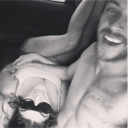 10.jan.2014 - Após suposta briga, Priscila Fantin publica foto deitada no colo do marido