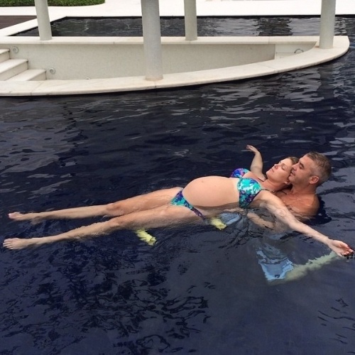 10.jan.2014 - Grávida de sete meses, Ana Hickmann se refrescou na piscina acompanhada do marido, o empresário Alexandre. A apresentadora está grávida de um menino