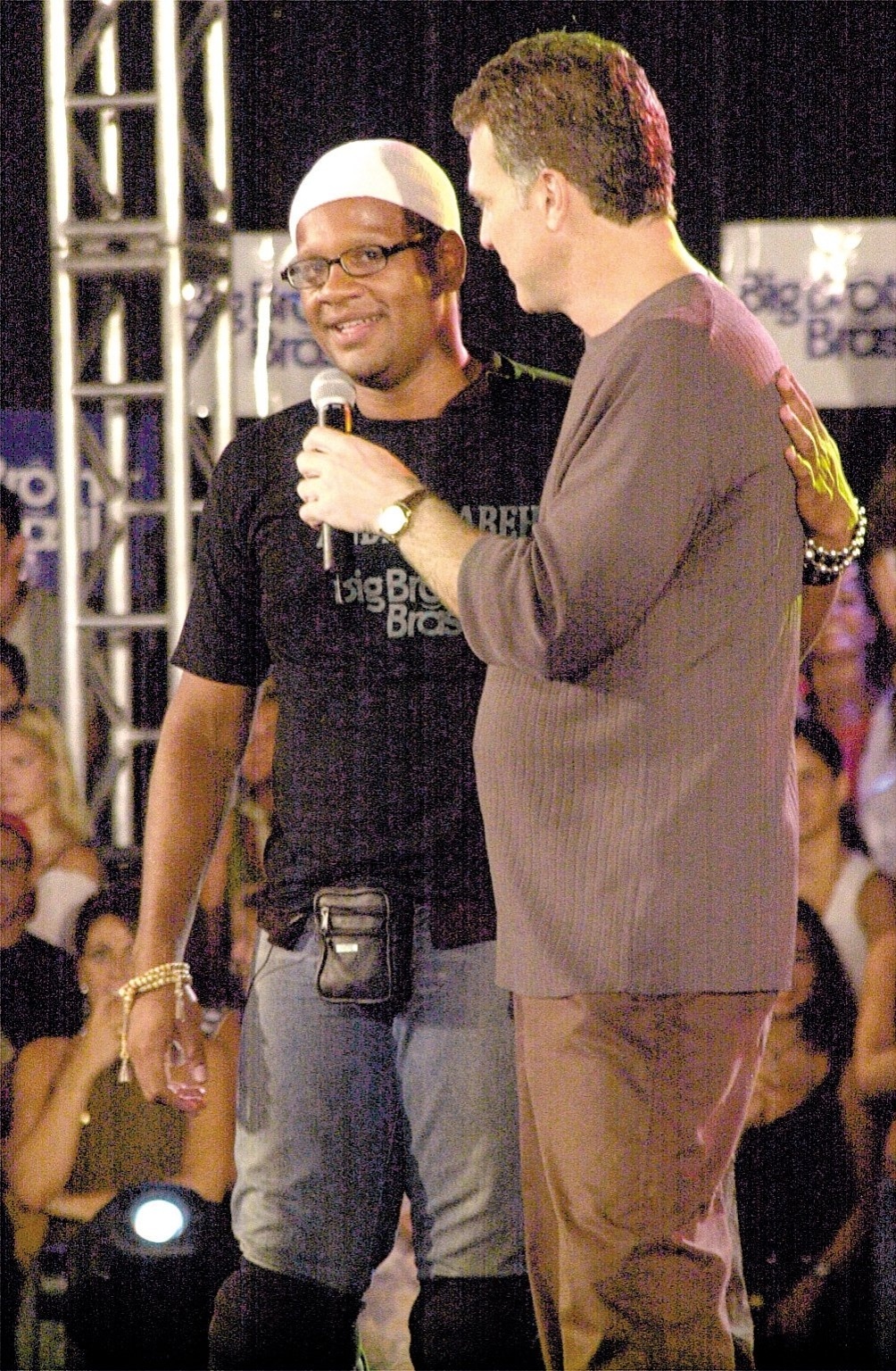 2002 - O jornalista e apresentador Pedro Bial entrevista André, participante do primeiro "Big Brother Brasil", da Rede Globo - Divulgação