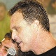 3.abr.2003 - Dhomini, vencedor do reality show "Big Brother Brasil 3", da TV Globo, é abraçado pelo apresentador do programa, Pedro Bial - João Miguel Júnior/TV Globo