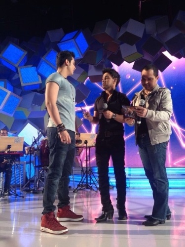 Luan Santana comanda o "Sai do Chão" deste domingo (12) e recebe Zezé Di Camargo e Luciano no palco