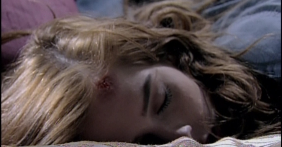 11.jan.2014 - Em "Amor à Vida", Natasha (Sophia Abrahão)  fica desacordada após ser agredida com uma barra de ferro por Leila (Fernanda Machado)