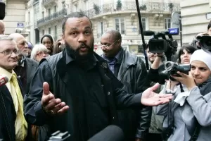 O humorista Dieudonne M"Bala M"Bala, conhecido como Dieudonne, em Paris em imagem de 2009 - Remy de la Mauviniere/AFP