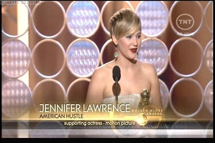 12.jan.2014 - Jennifer Lawrence vence o prêmio de melhor atriz coadjuvante no Globo de Ouro 2014 por "Trapaça" - Reprodução/TNT