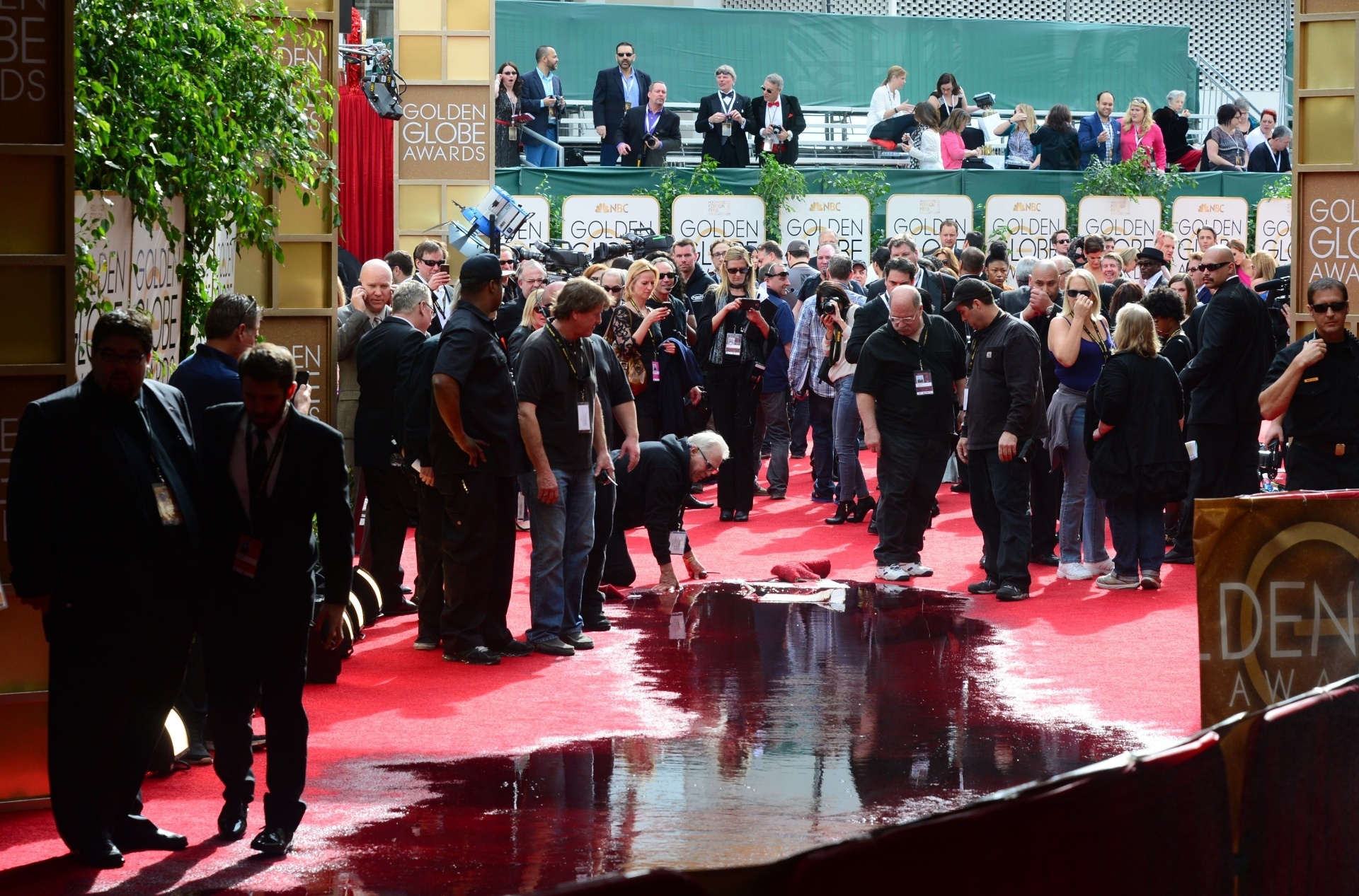 12.jan.2014 - Sprinkles do alarme de incêndio foram acionados acidentalmente e alagaram o tradicional tapete vermelho do Globo de Ouro - Frederic J. Brown/AFP