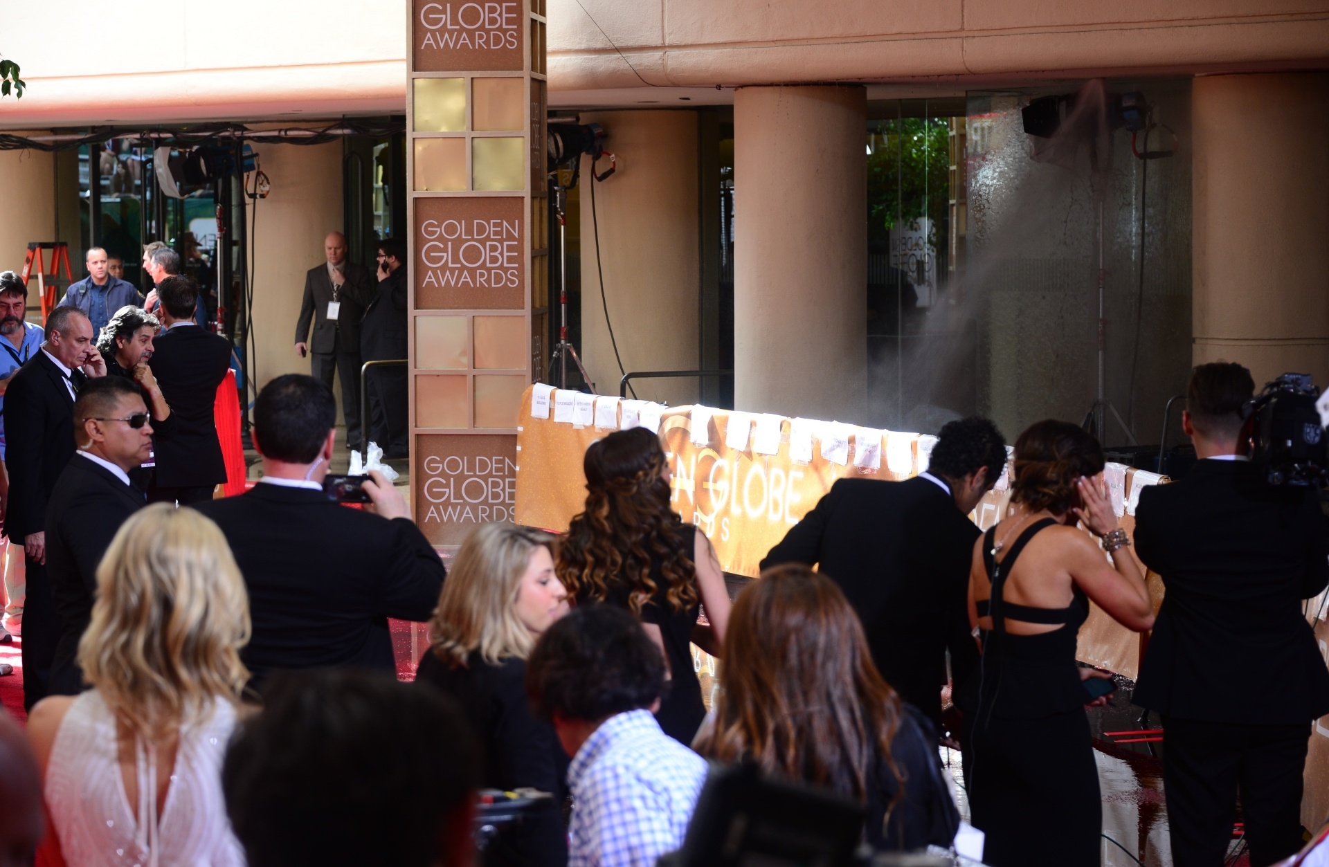 12.jan.2014 - Sprinkles do alarme de incêndio foram acionados acidentalmente e alagaram o tradicional tapete vermelho do Globo de Ouro - Frederic J. Brown/AFP