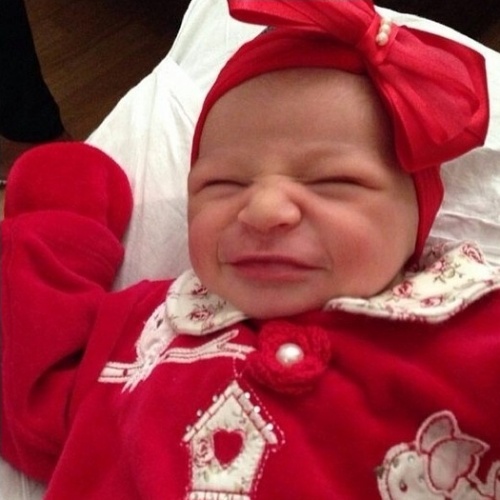 12.jan.2014 - Adriano publica foto da filha recém-nascida. Lara nasceu sexta-feira (10) e é fruto do relacionamento do jogador com Renata Fontes