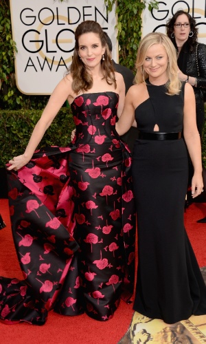 12.jan.2014 - As apresentadoras do Globo de Ouro 2014, Tina Fey e Amy Poehler, posam no tapete vermlelho da cerimônia, em Beverly Hills