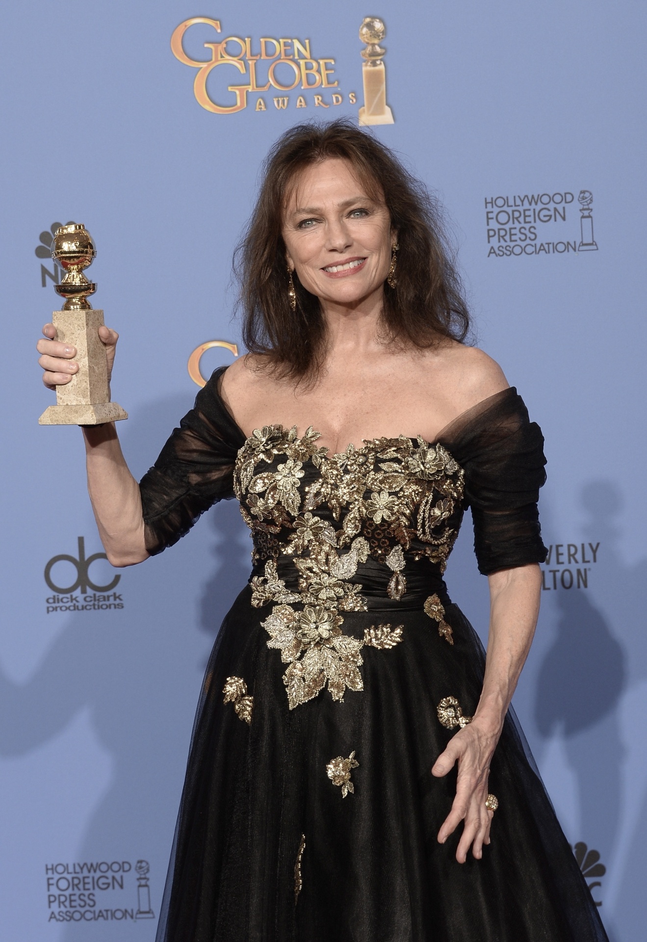 12.jan.2014 -  Jacqueline Bisset vence na categoria melhor atriz coadjuvante em série, minissérie, ou filme para a TV, por "Dancing on the Edge". - Kevin Winter/Getty Images