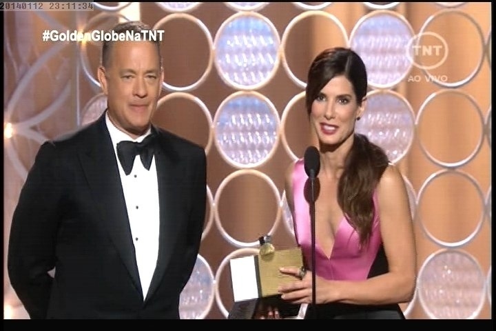 12.jan.2014 - Tom Hanks e Sandra Bullock apresentam o prêmio de melhor atriz coadjuvante no Globo de Ouro 2014 - Reprodução/TNT