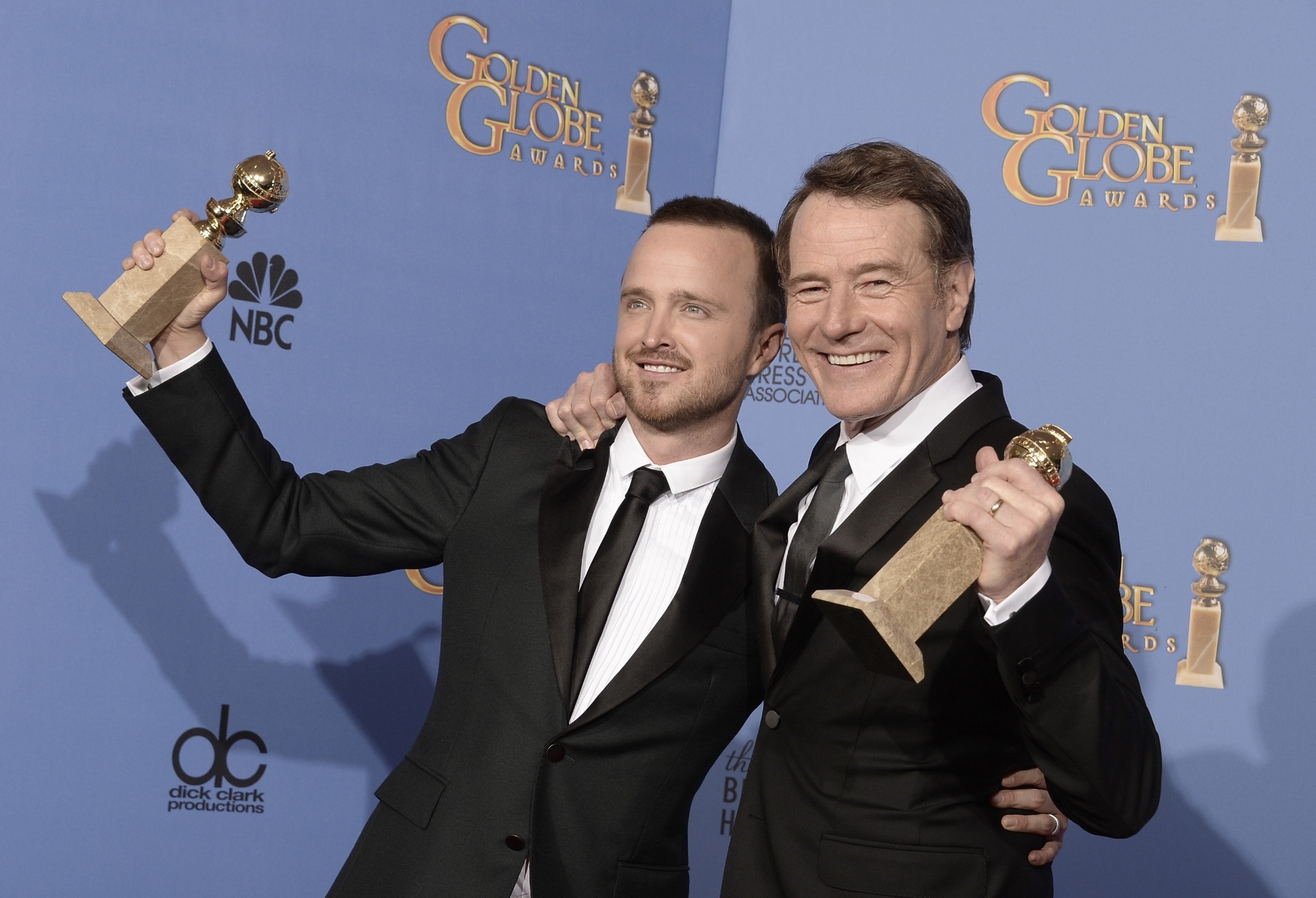 12.jan.2014 - Aaron Paul e Bryan Cranston carregam os prêmio vencidos por "Breaking Bad" no Globo de Ouro - Getty Images