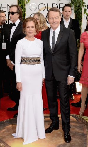 12.jan.2014 - Bryan Cranston, indicado a melhor ator em série dramática por "Breaking Bad", chega ao Globo de Ouro 2014 acompanhado da mulher, Robin Dearden