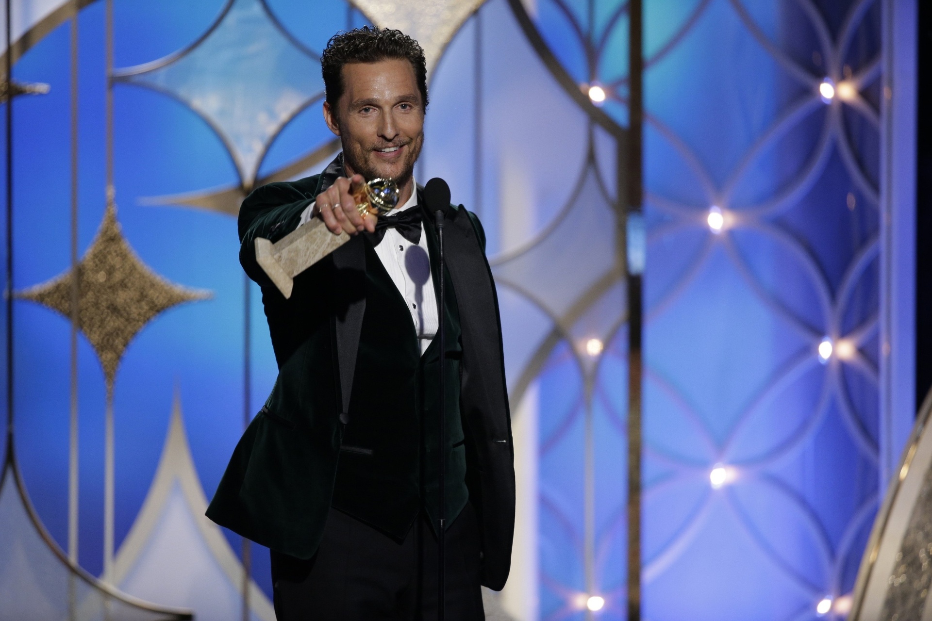 12.jan.2014 - Matthew McConaughey vence prêmio de melhor ator por filme de drama por "Dallas Buyers Club" - Paul Drinkwater/Reuters