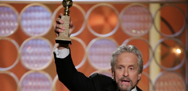 Michael Douglas recebe o prêmio de melhor ator de minissérie ou filme para TV por "Minha Vida com Liberace" - Getty Images